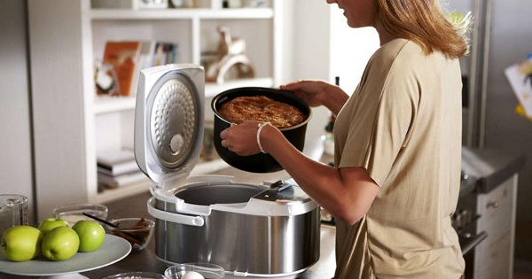  Chica y multicooker