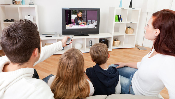  Familia en la sala viendo la televisión.