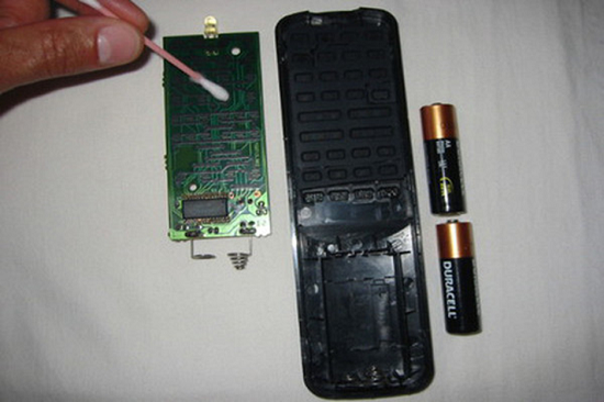  Limpiando el control remoto con un hisopo de algodón