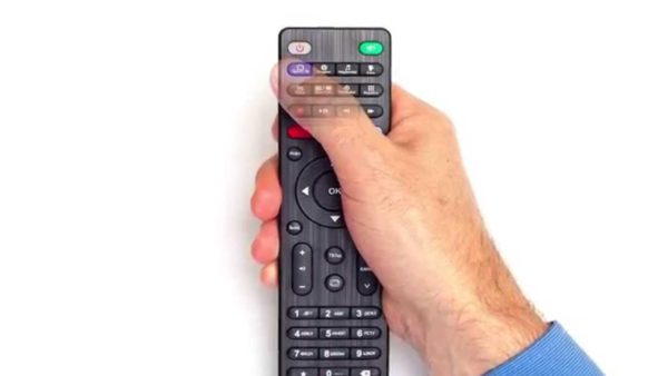  Desbloquea el mando a distancia del televisor.