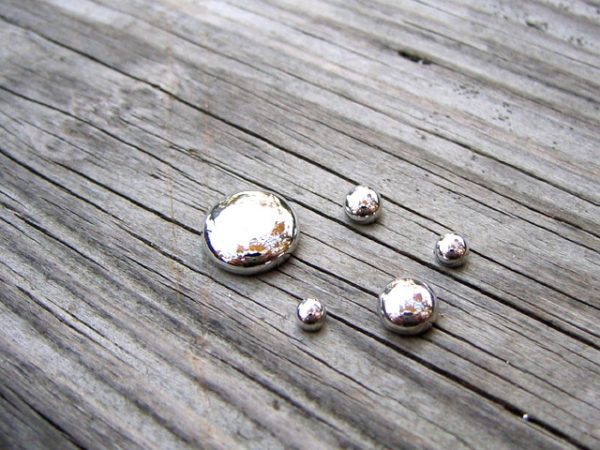  Bolas de mercurio en el suelo.