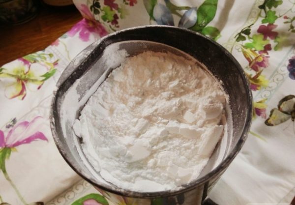  Azúcar helado en un molinillo de café