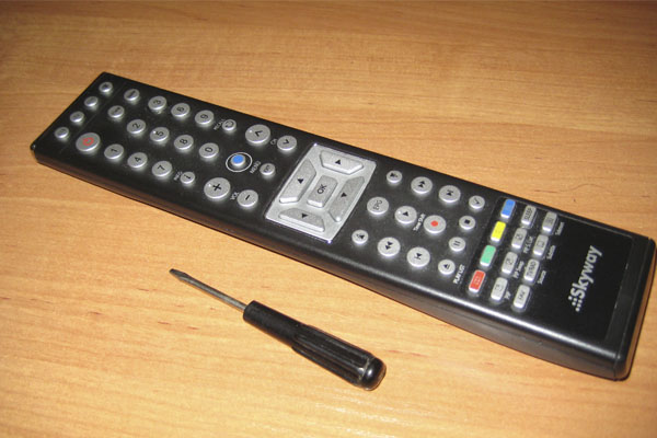  Control remoto y destornillador