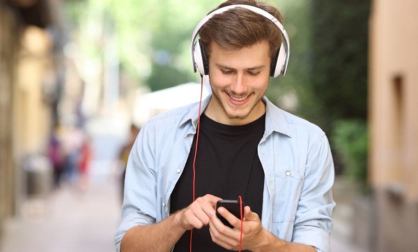  Chico en la calle con auriculares