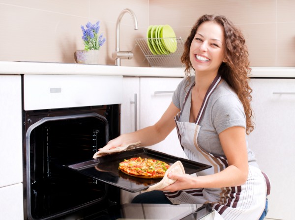  Cocinar pizza en el horno.