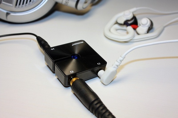  Conexión de auriculares a través de un splitter.