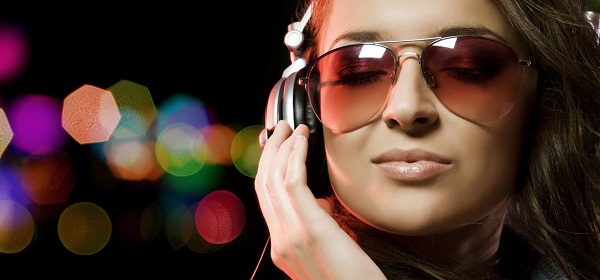  Chica escuchando música en auriculares