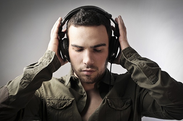  Chico de auriculares