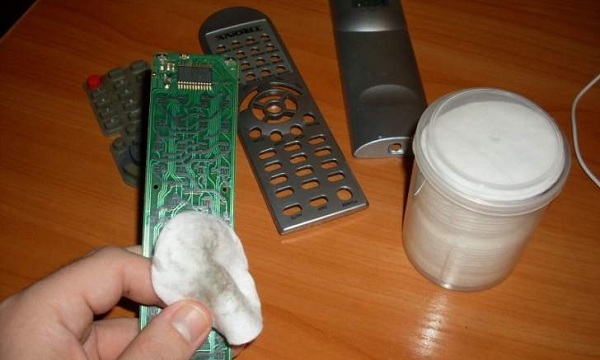  Limpieza con un algodón.