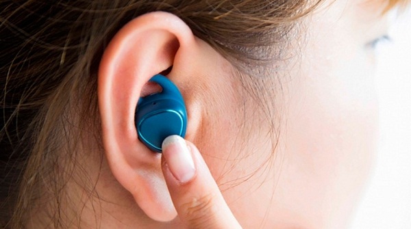  Auriculares de vacío en la oreja