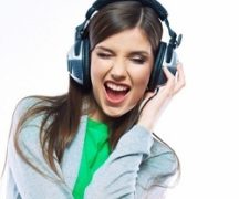  Chica en auriculares