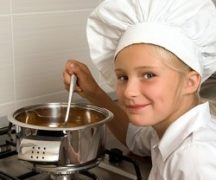  Chica cocina en la estufa