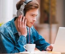  Chico de auriculares