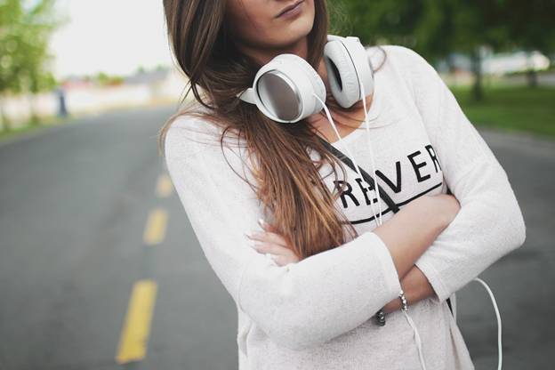  Chica con auriculares blancos
