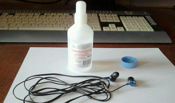  Auriculares y peróxido de hidrógeno.