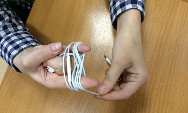  La forma de rodar los auriculares.