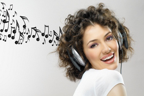  Chica escuchando música en auriculares