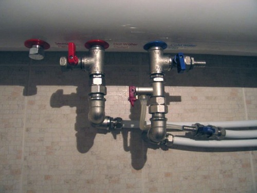  Válvulas de agua fría y caliente.