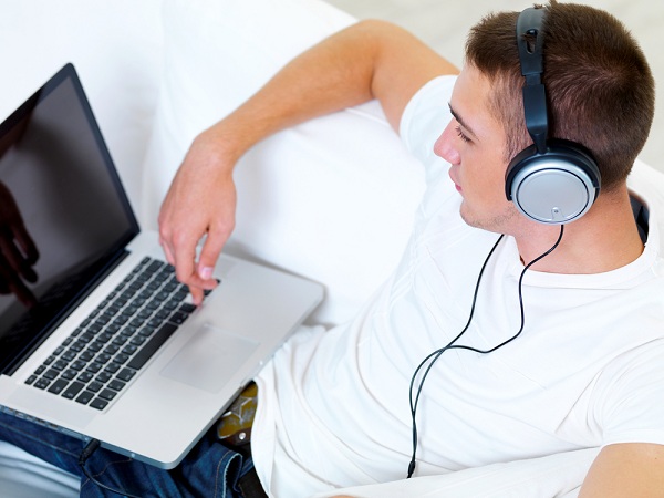  Chico de auriculares