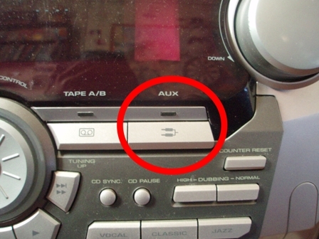  Botón AUX en el centro de música