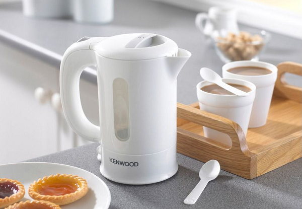  Tetera blanca y tazas de café.