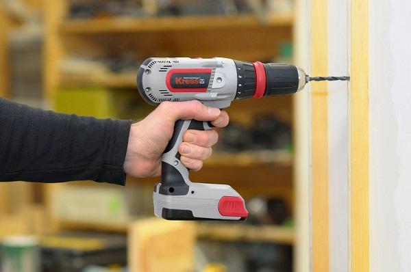  Perforando una pared con un taladro