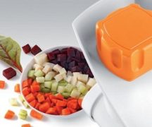  Cortar verduras en cubos en un procesador de alimentos