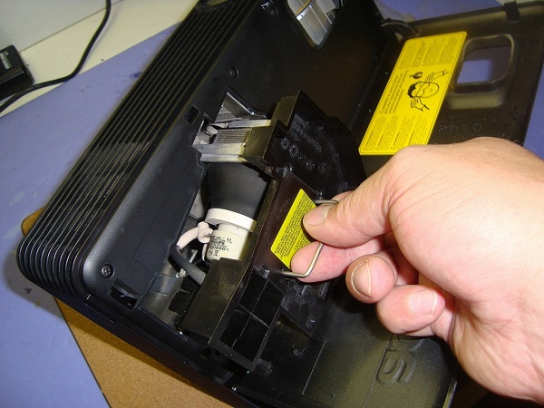  Extracción de la lámpara del proyector.