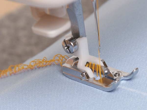 Máquina de coser pie para boucle.