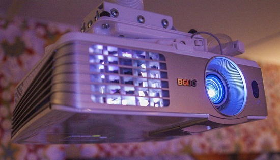  Proyector en el techo.