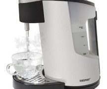  Thermopot y taza con agua hirviendo.