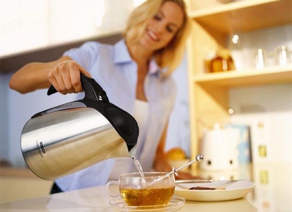  Chica haciendo té en una taza