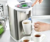  Thermopot con tazas de té.