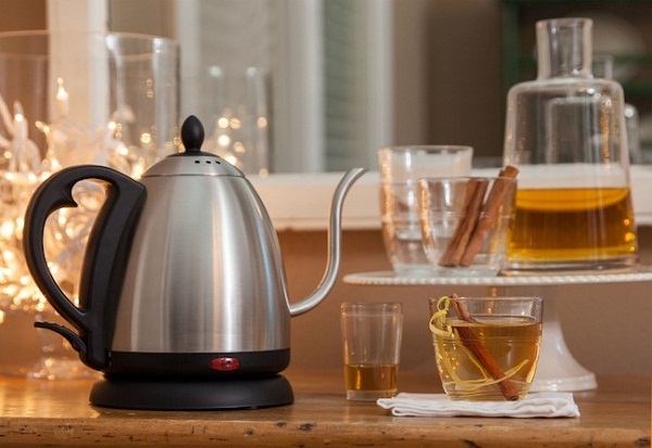  Tetera eléctrica y té en una taza.