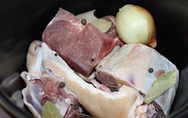  Carnes y cebollas en una olla a presión.