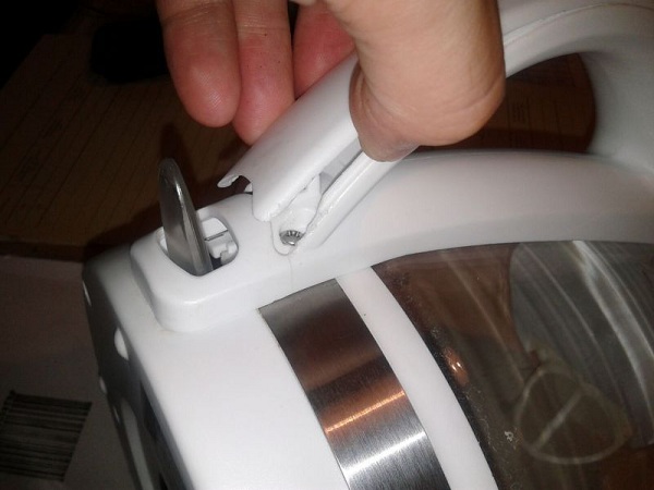  Tornillos de fijación debajo de la almohadilla.