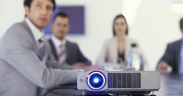  Proyector en la sala de conferencias.