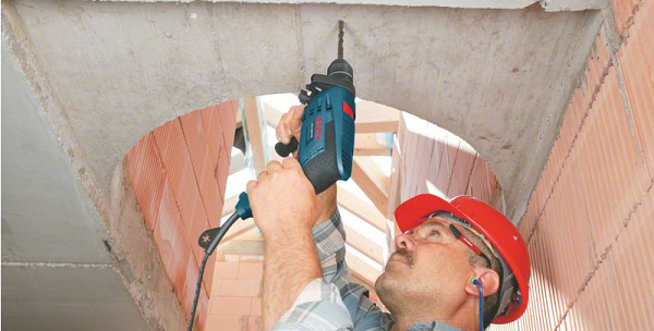  Trabajar como un taladro en un sitio de construcción