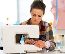  Niña cose en la máquina de coser