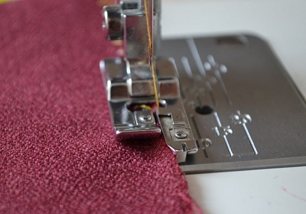  Borde envolvente en la máquina de coser
