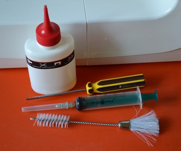  Aceite, destornillador, cepillo y jeringa.