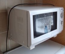  Cómo colgar un microondas en la pared.