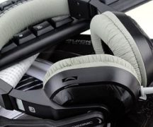  Auriculares con micrófono en la computadora.