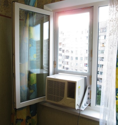  Aire acondicionado en una ventana de plástico.