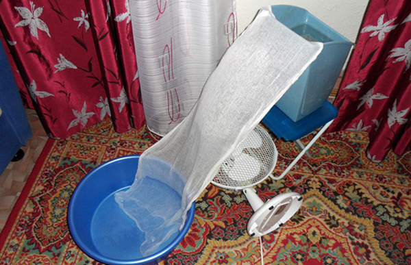  Aire acondicionado gasa y cubetas con agua.