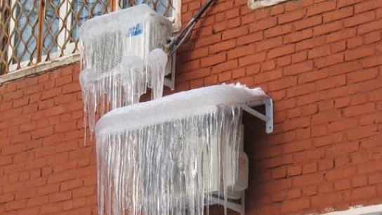  Unidad de aire acondicionado exterior cubierta de hielo.