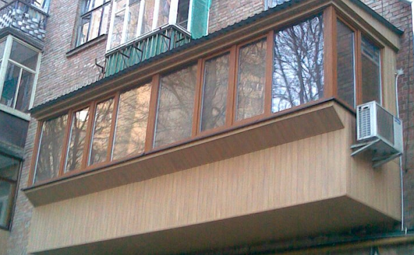  Aire acondicionado en el balcón con acristalamiento.
