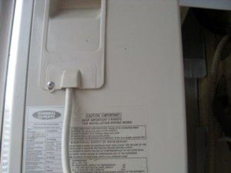  Lado de la unidad de aire acondicionado