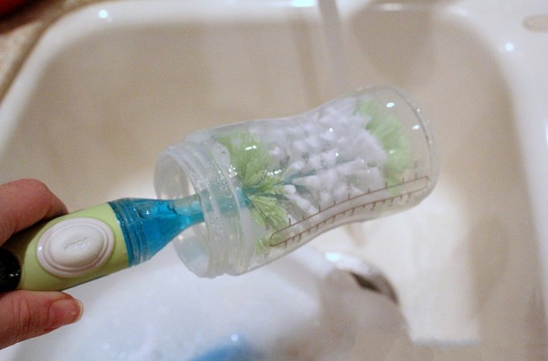  Limpiar la botella con un cepillo.