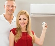  Hombre y mujer cerca del aire acondicionado.